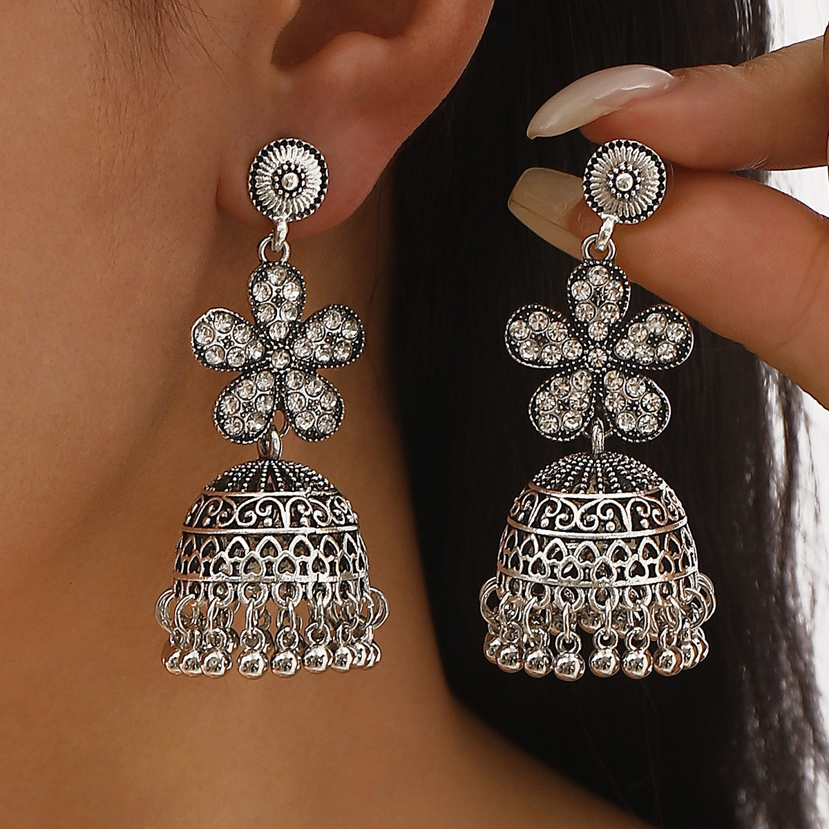 Retro Floral Rhinestone-studded Tassel Stud Earrings - Image 4