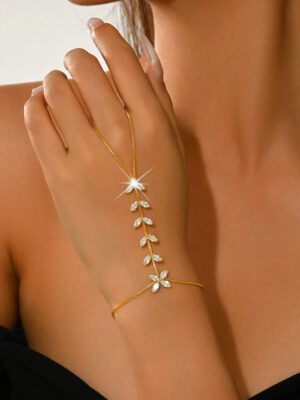 Korean New Eco-Friendly Crystal Leaf Bracelet For Women, Fashionable And Sweet Zircon Flower Finger-Back Chain, Simple And Versatile