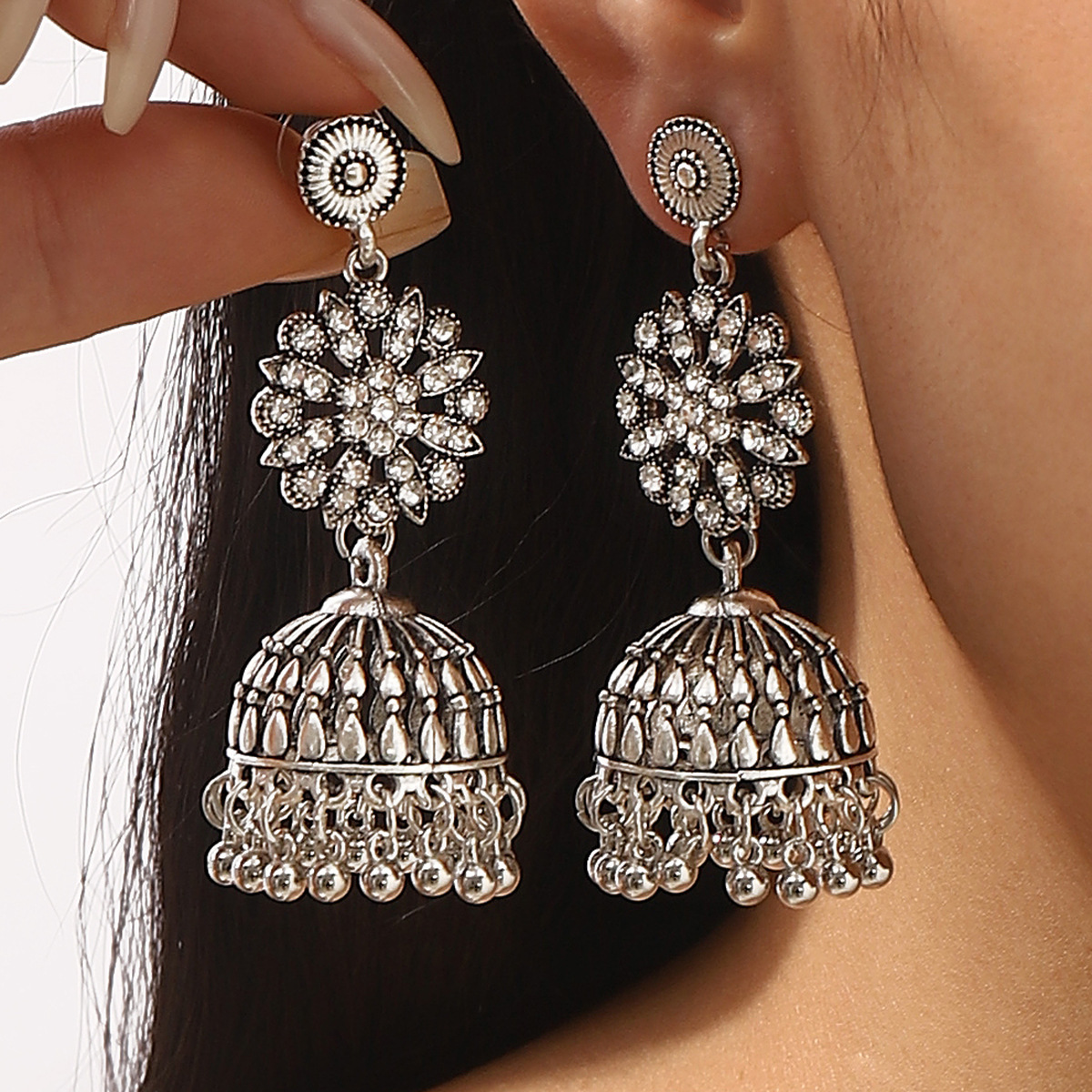 Retro Floral Rhinestone-studded Tassel Stud Earrings - Image 10