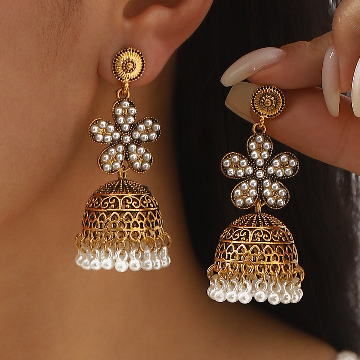 Retro Floral Rhinestone-studded Tassel Stud Earrings